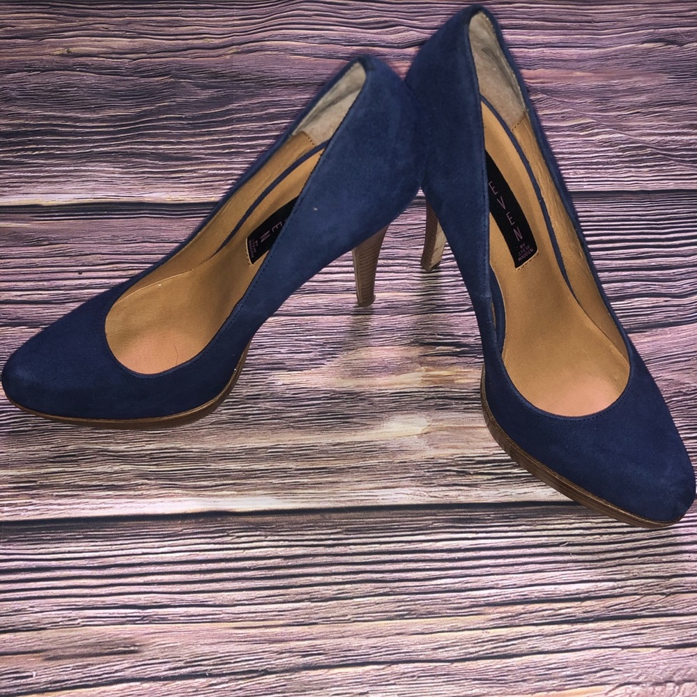 Women’s suede heels by Steve Madden 8 like new